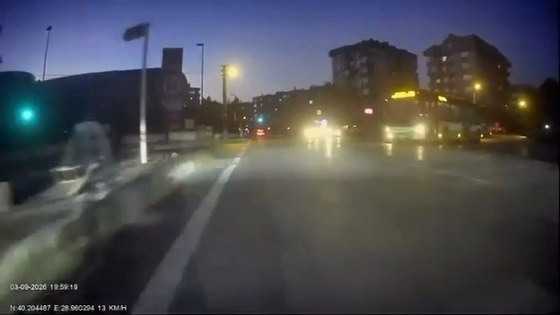 Kırmızı Işıkta Geçen Otobüs Şoförü: Ne Olacak Cezamızı Çekeriz