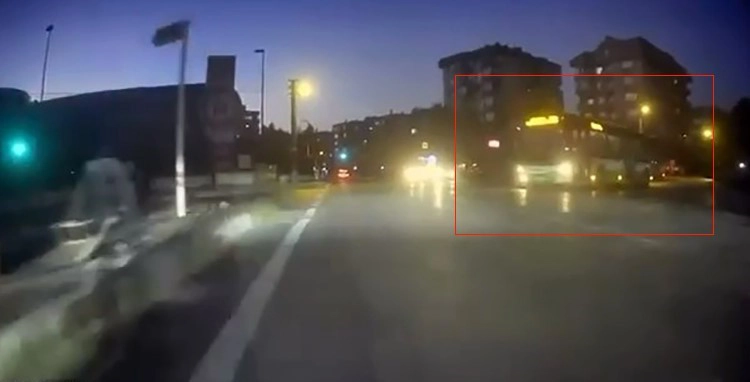 Kırmızı Işıkta Geçen Otobüs Şoförünün Ehliyetine El Konuldu