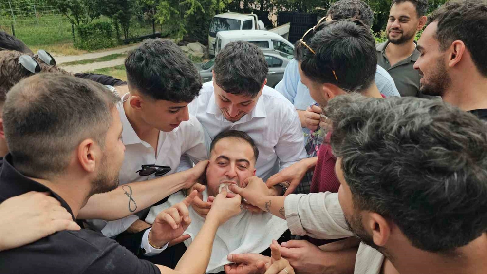 Bursa'da Asırlık Düğün Geleneği Damat ve Geline Zor Anlar Yaşattı