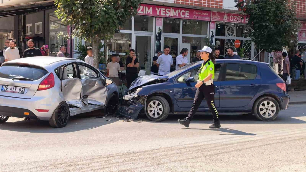 İnegöl'de İki Otomobil Çarpıştı, 3 Kişi Yaralandı