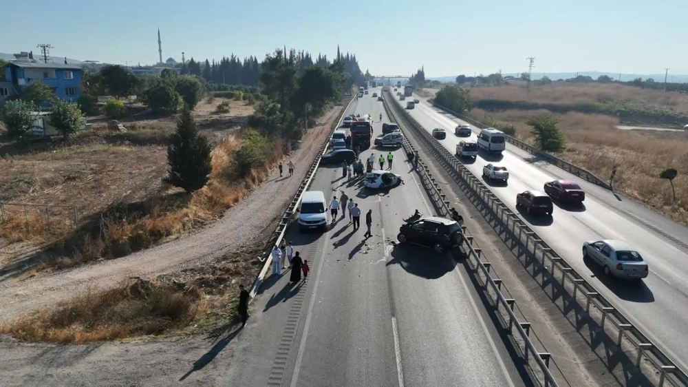 Bursa'da Tırdan Dökülen Mazot Kazaya Yol Açtı, 10 Araç Birbirine Girdi