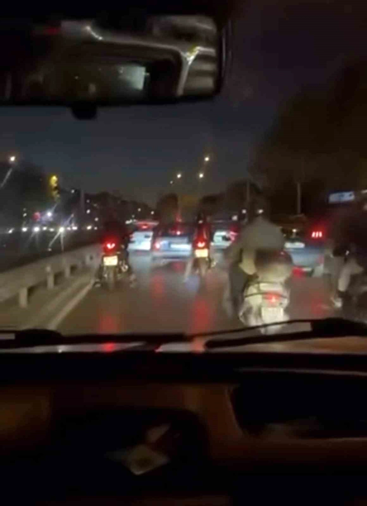 Bursa'da Yol Verme Tartışması Büyüdü, Motosikletliler Otomobili Sıkıştırdı
