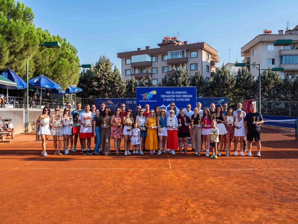 Bursa'da Prof. Dr. Ayhan Kızıl Anısına 8. T300 Masters Tenis Turnuvası Tamamlandı