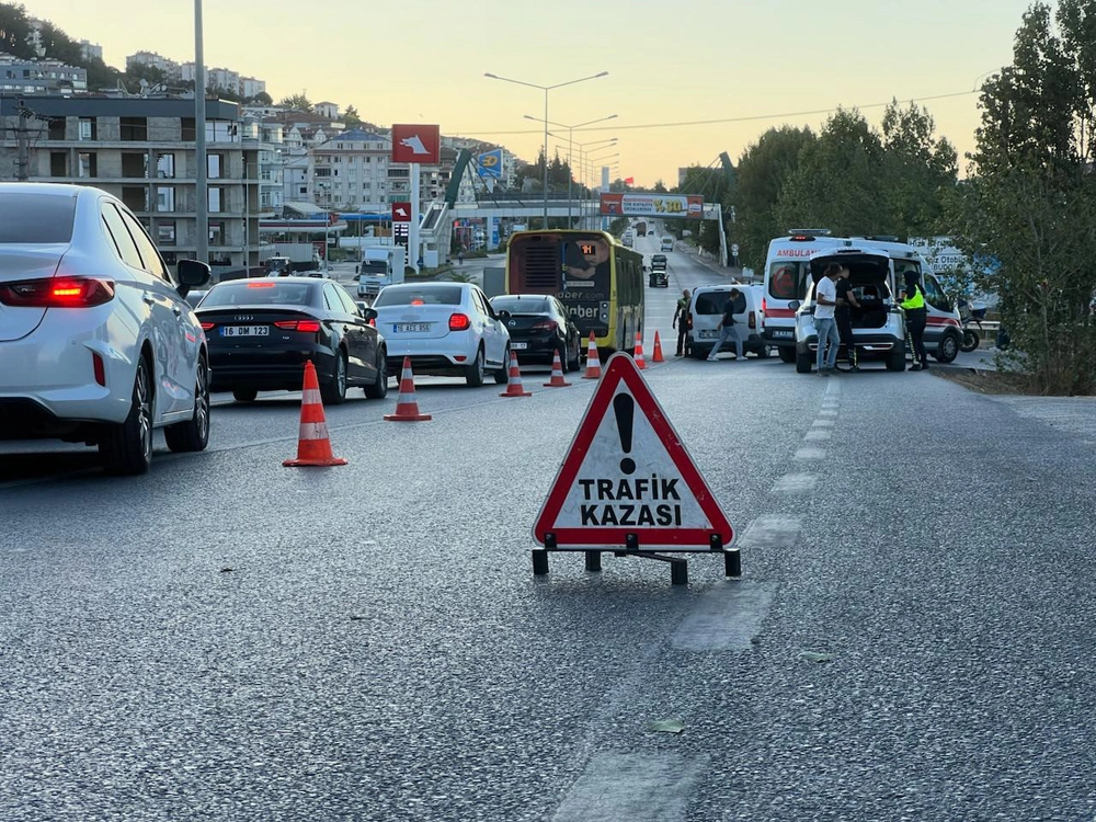 Bursa'da Motosiklet Otomobile Arkadan Çarptı Sürücü Yaralandı