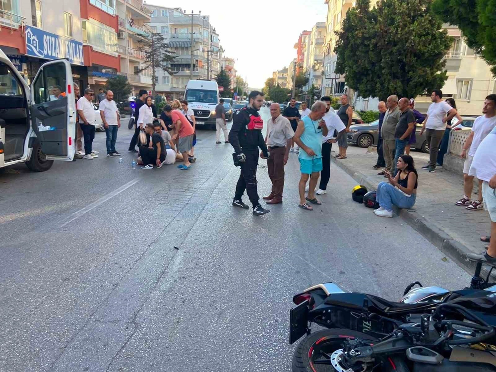 Mudanya'da Motosiklet Yayaya Çarptı, İki Kişi Yaralandı