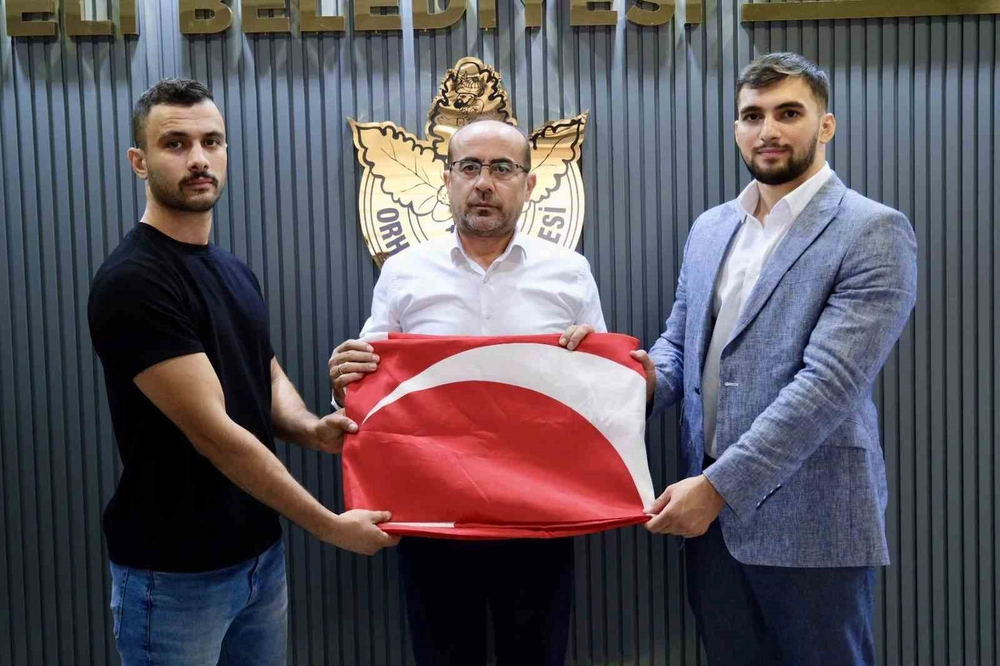Bursalı Gençler Yıpranan Bayrağı Yenisiyle Değiştirdi